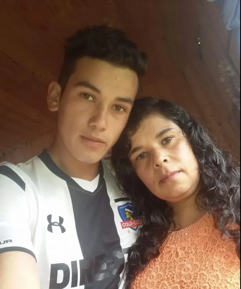 Moises Orellana junto a su madre