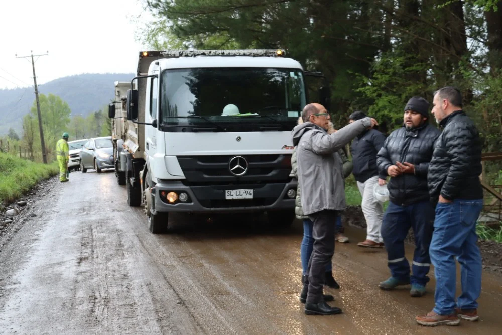 Alcalde de Villarrica hace mantencion a caminos con recursos municipales