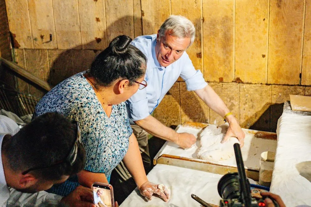 Jose Antonio Kast en amasanderia en Labranza