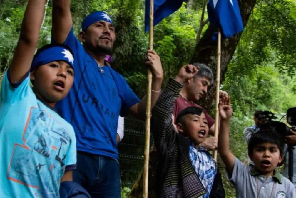Lonco Curamil y familia celebran su libertad - Foto Catalina Mundaca
