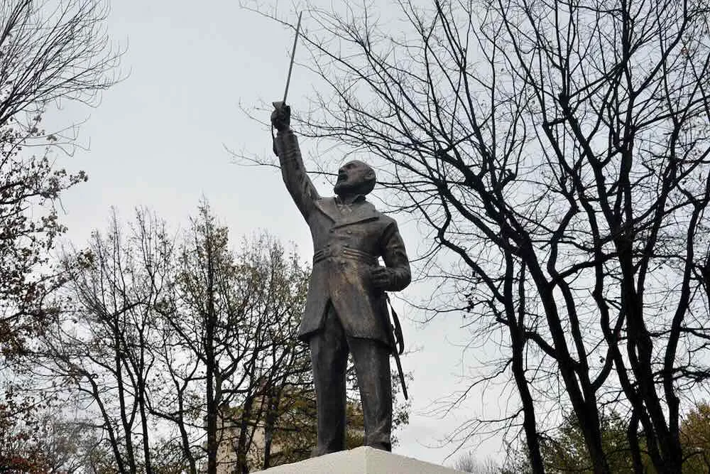 Estatua de Arturo Prat en Temuco