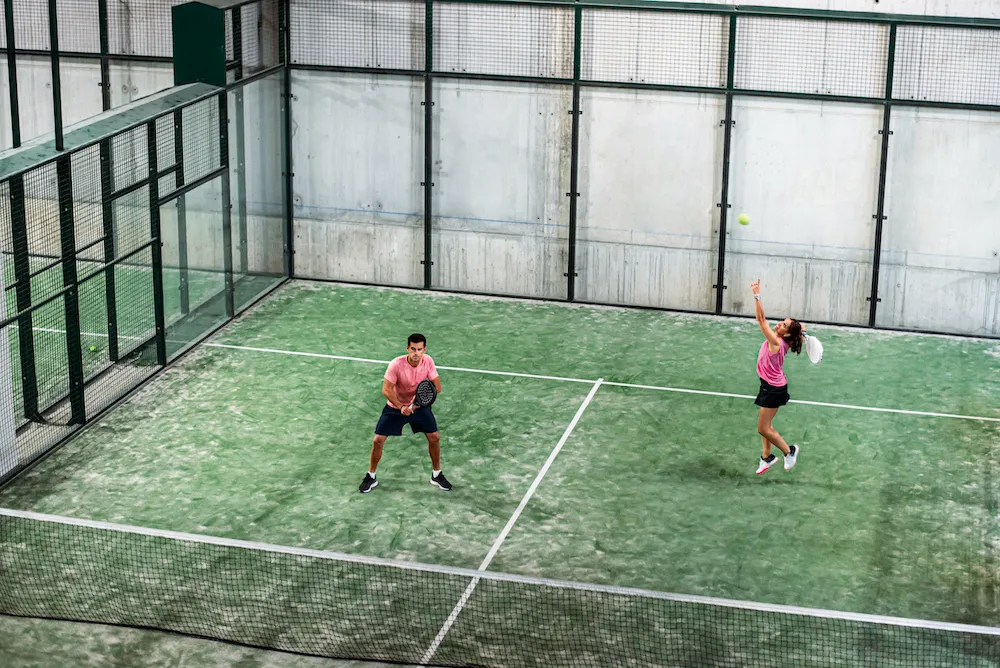 partido-de-padel-mixto-en-una-pista-de-padel-cubierta
