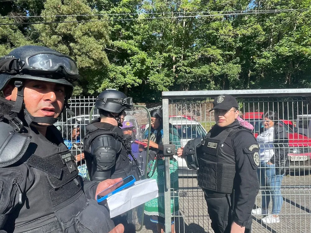 Gendarmes mujeres impiden el ingreso de hijas de Jaime Huenchullan