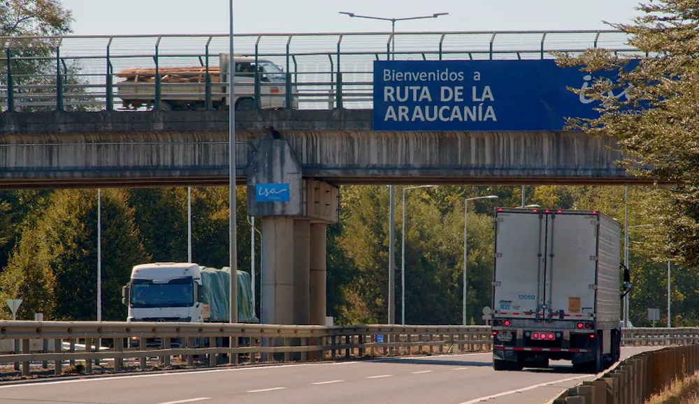 Foto carretera y leterro ruta araucania