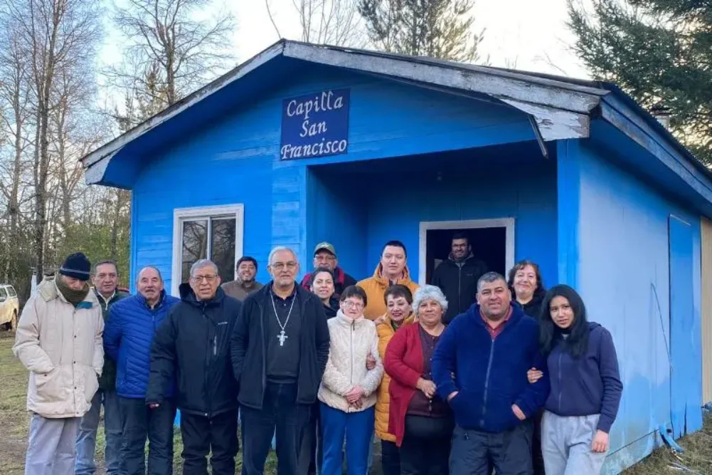 Obispo junto a vecinos de la capilla San Francisco de Curacautin - quemada anoche
