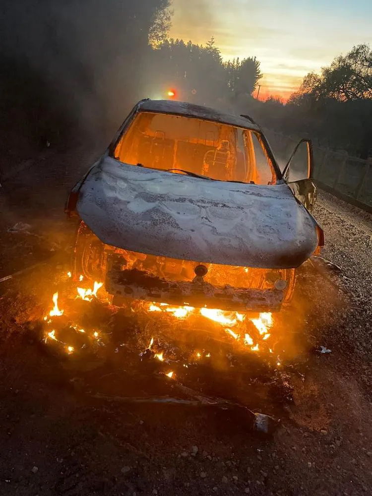 Vehiculo quemado en Traiguen - madre e hijas atacadas