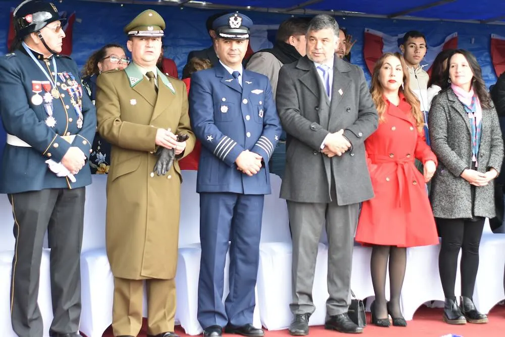 Alcalde Mario Gonzalez en desfile de Fiestas Patrias