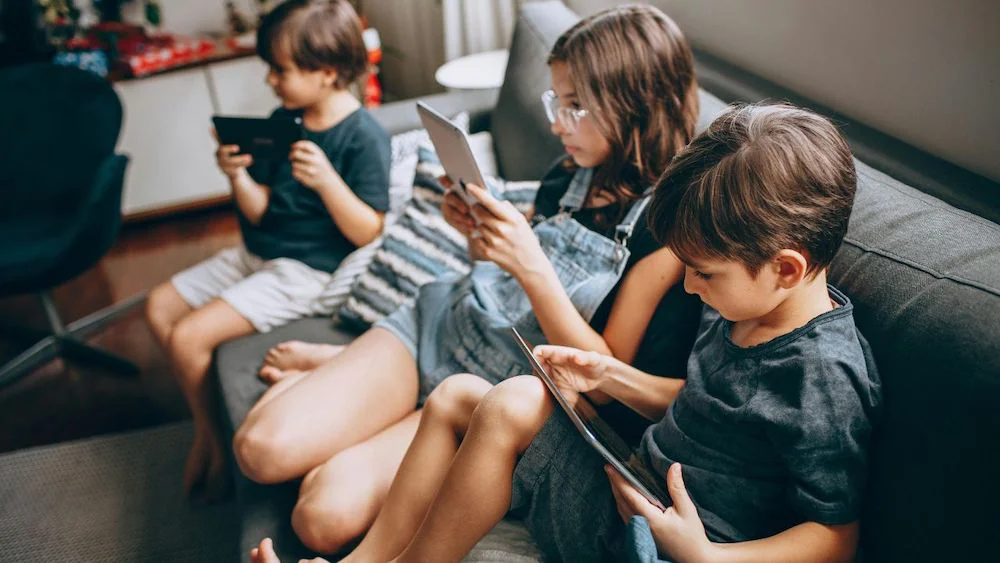 niños en celulares y redes sociales