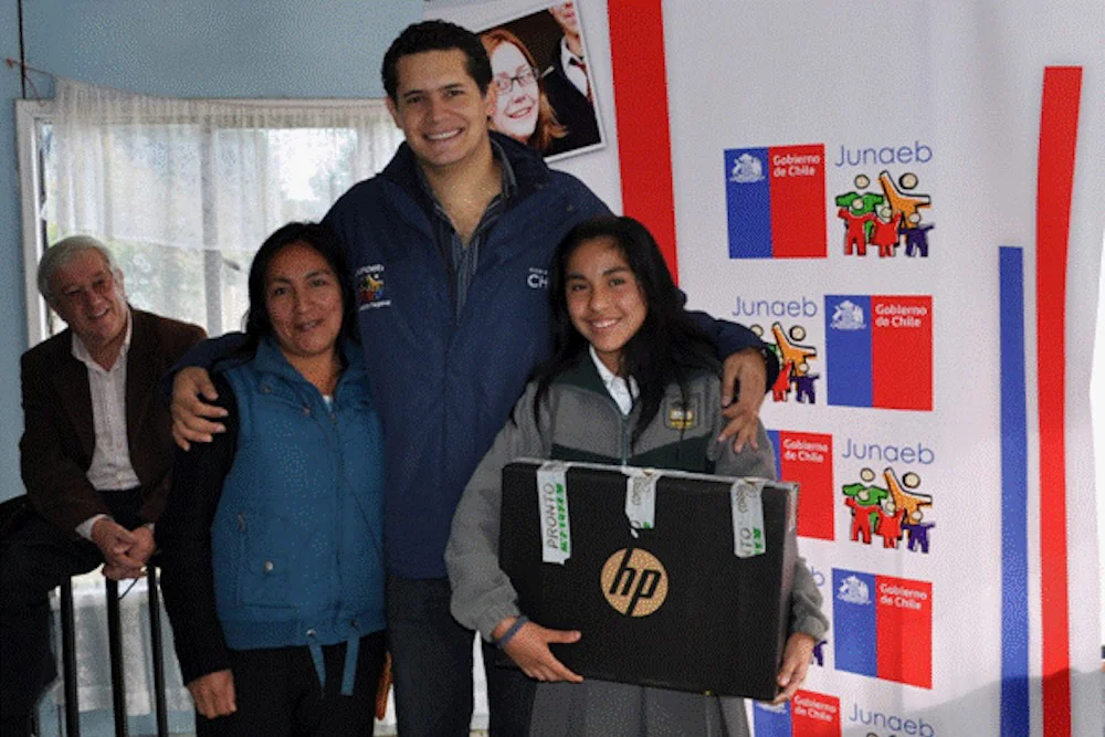 Entrega computadores Yo Elijo mi PC - Ricardo Barria - Perquenco abril de 2011