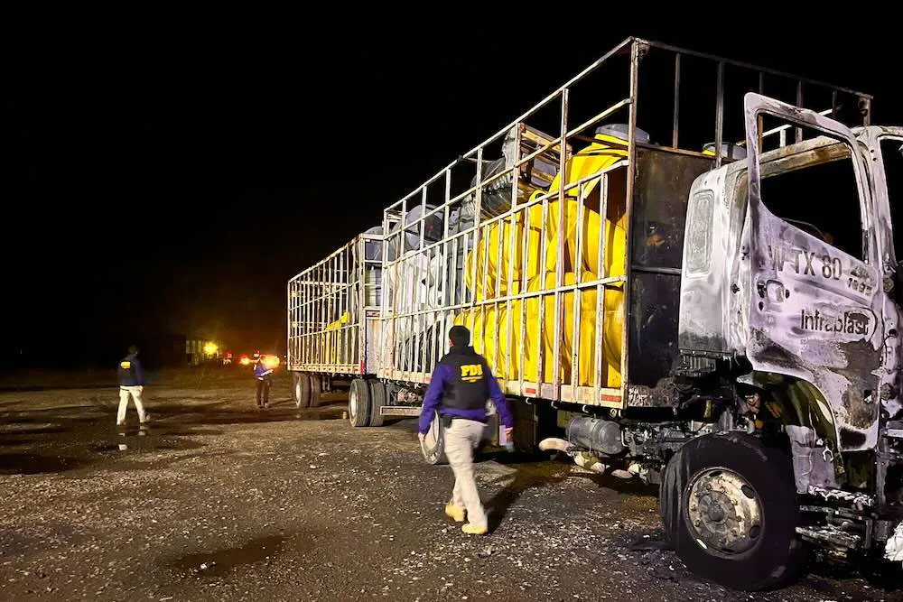 Queman dos camiones en Pailahueque