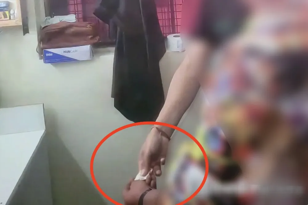 Gendarme de Angol recibiendo dinero