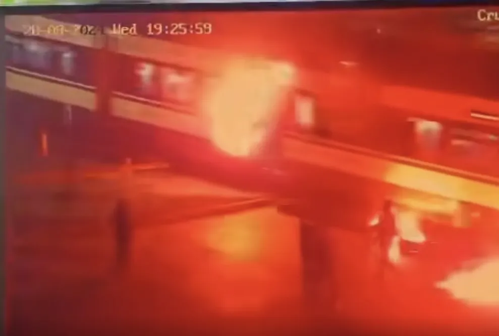 Tren EFE con fuego en un costado - Padre Las Casas