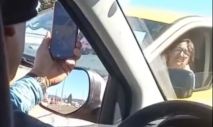 Conductora contra el transito en Labranza