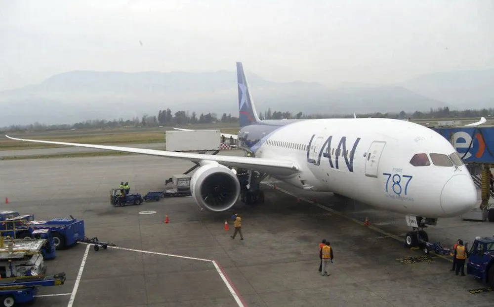 LAN en loza - fotografia referencial