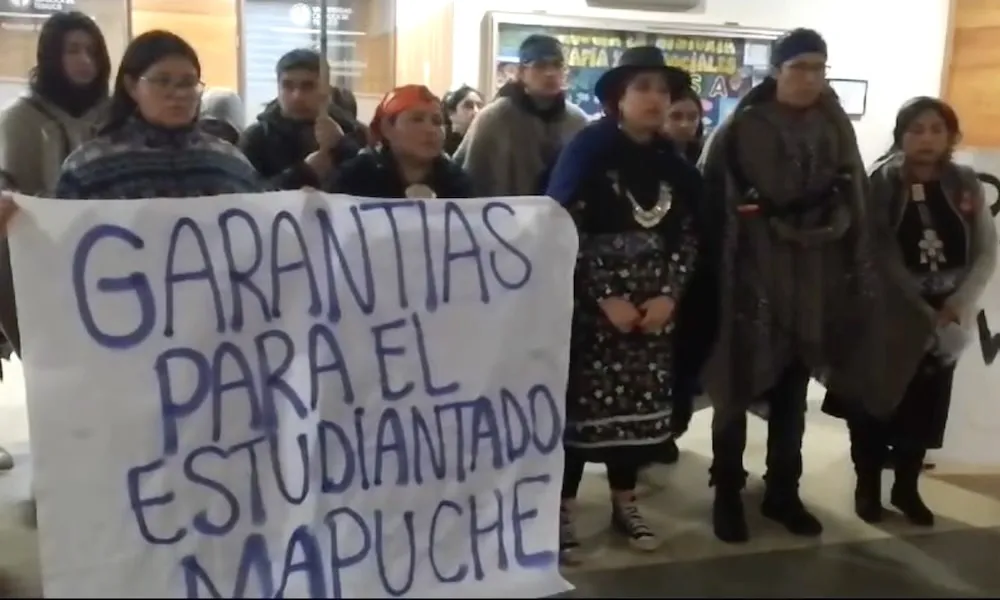 Alumnos se toman UC Temuco