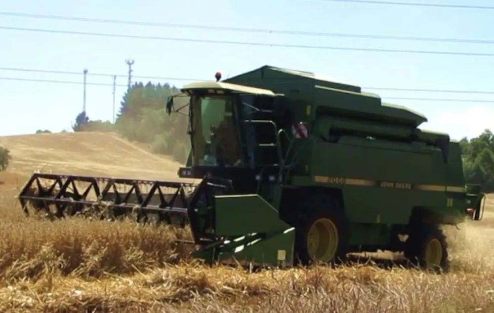 Cosechadora verde - fotografia referencial