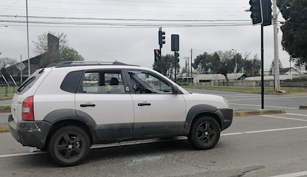 Auto atacado a disparos en Caupolican