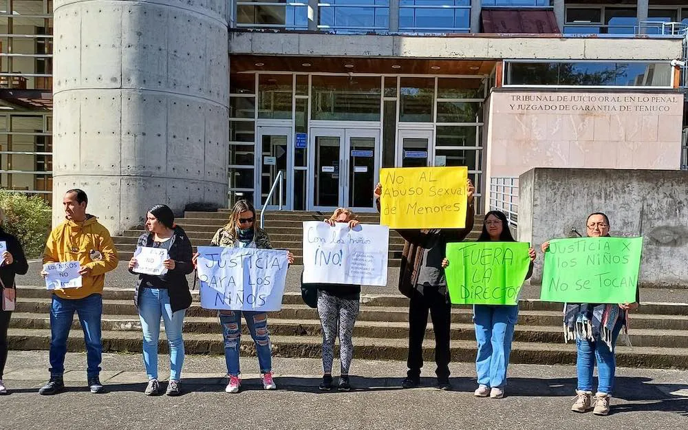 Manifestacion ante abuso de ninos en colegio Aplicaciones de Pedro de Valdivia
