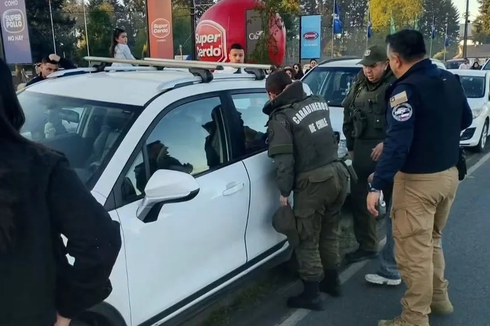 Menor de edad es rescatado del interior de un auto en la SOFO