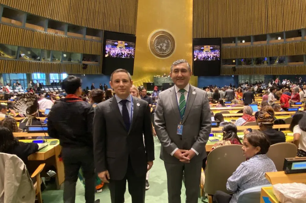 Nicolas Figari -a la izquierda- en el foro para Pueblos Originarios