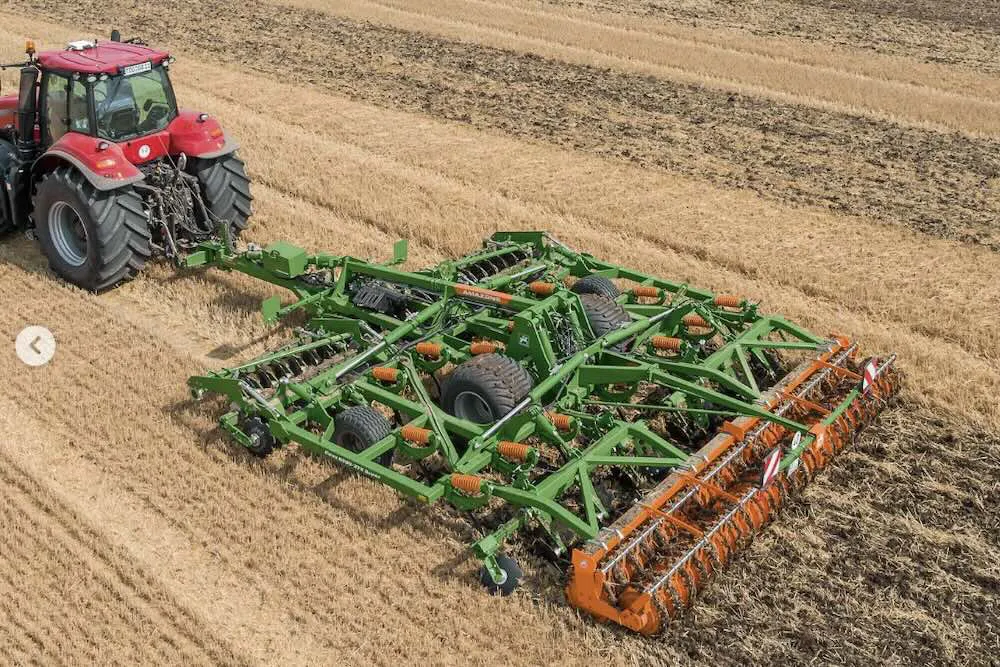 Tractor con incorporador de rastrojos