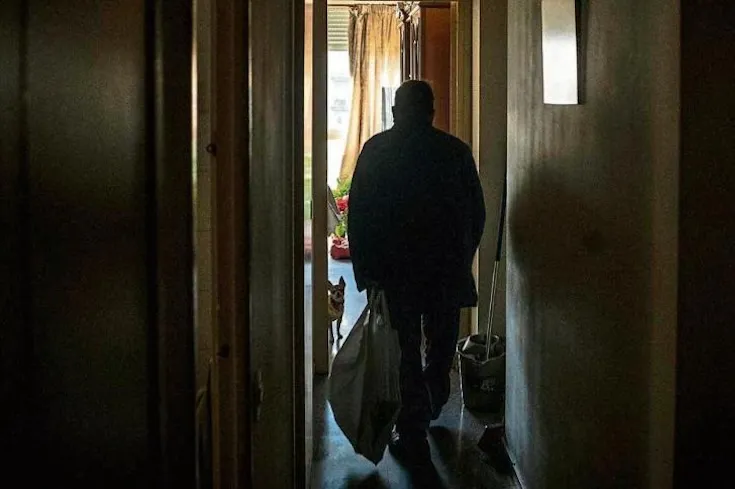 Adultos mayores viviendo sin luz - foto referencial