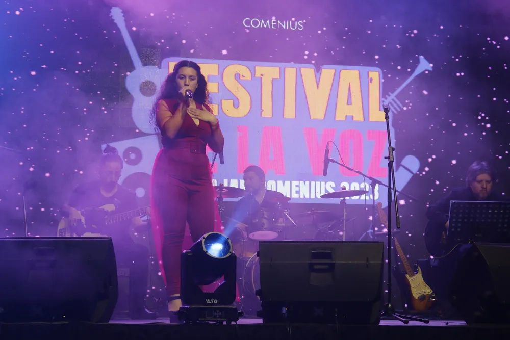 Fernanda daza cantando (1)