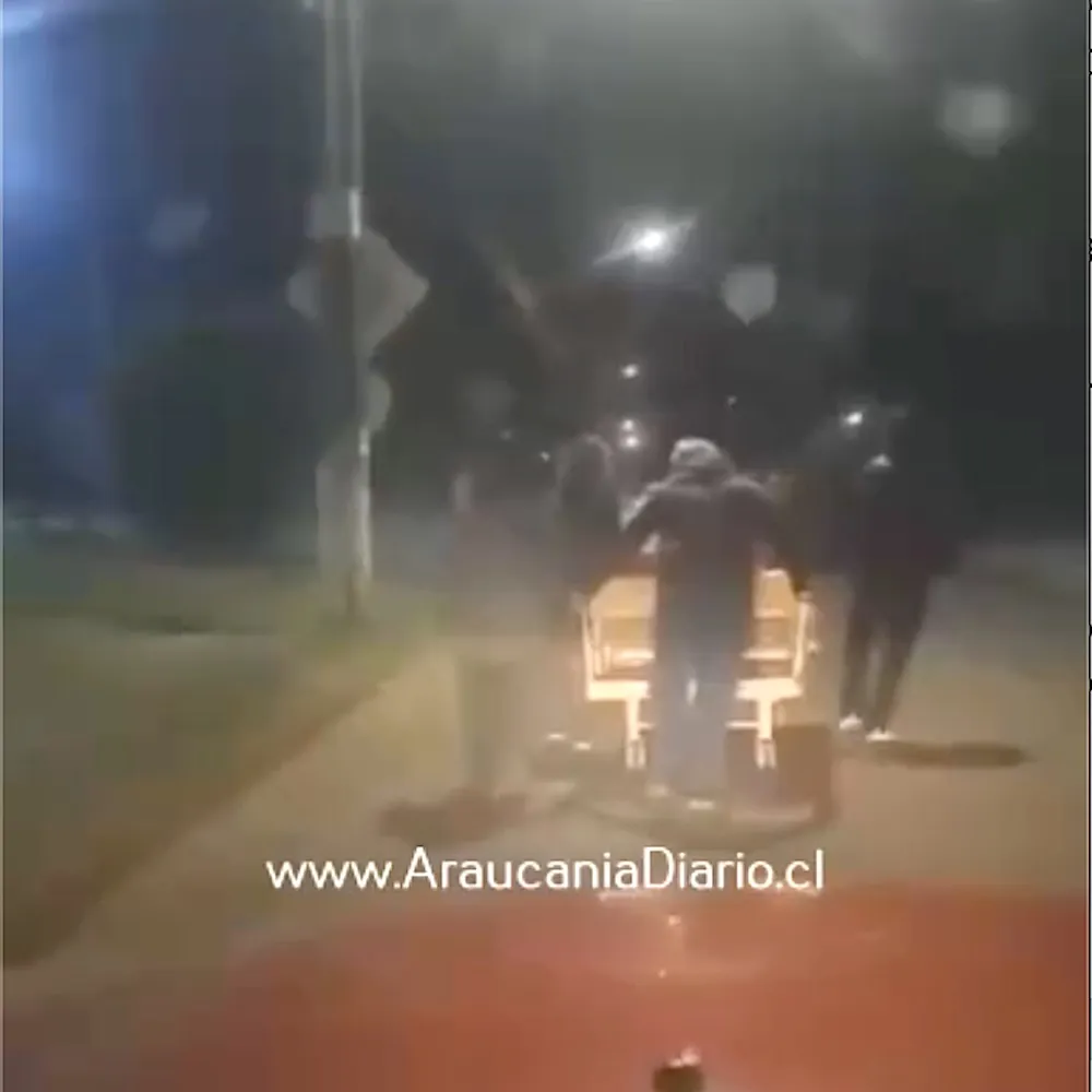 Paciente con cancer es trasladado por la calle en su cama