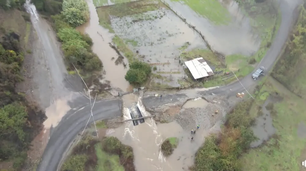 Puente destruido y caminos anegados por frente de mal tiempo