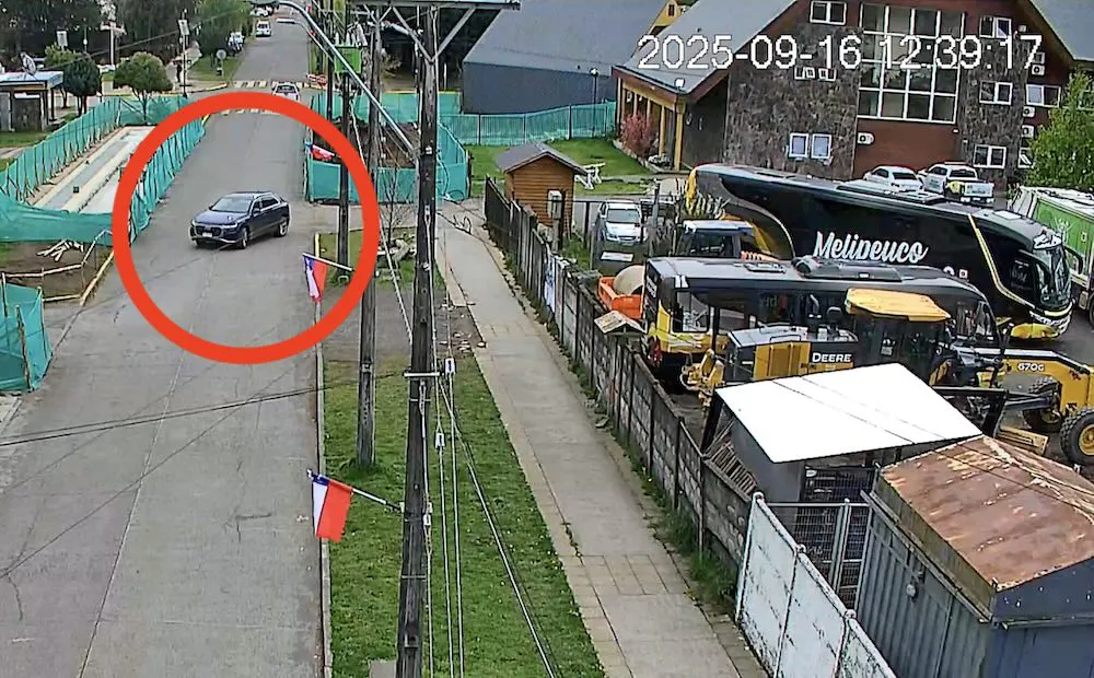 Salida del alcalde Cuminao hacia la celebracion a las 13.39 horas