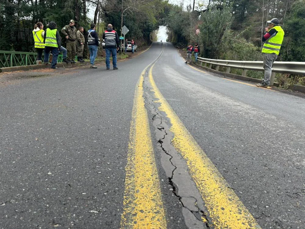 Socavón en el kilómetro 6 de la Ruta Segunda Faja de Pucón
