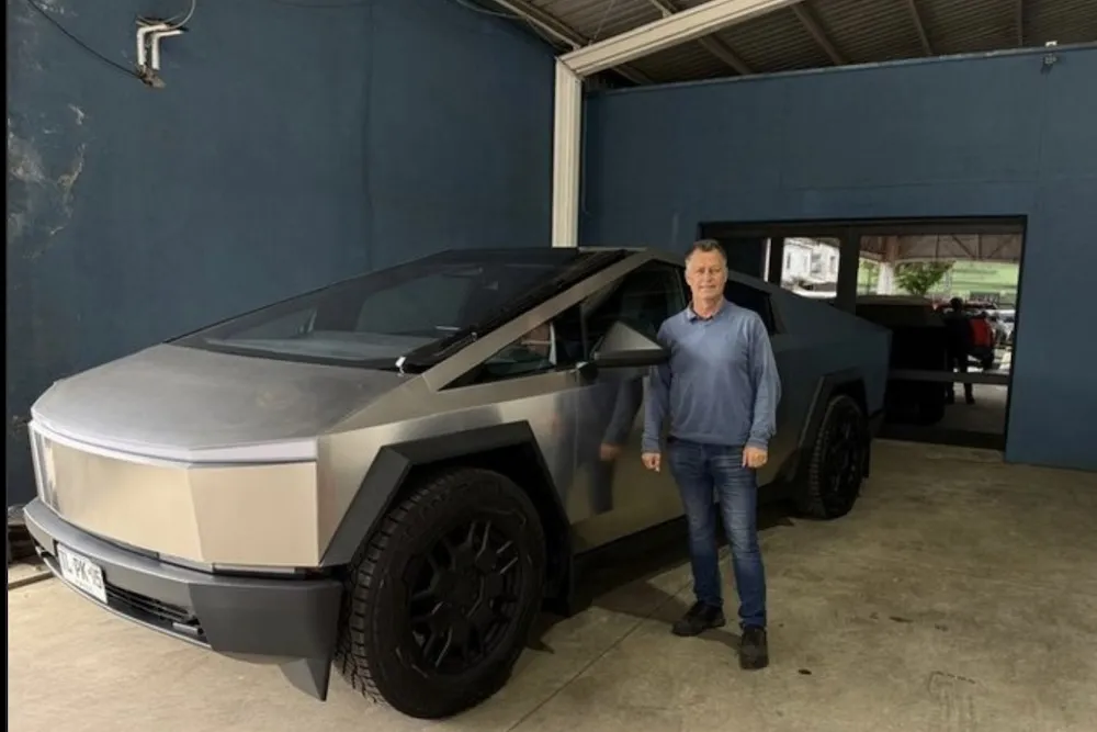 Jose Alvo y su Cybertruck Tesla pagado a traves de una cuenta de los Martinez