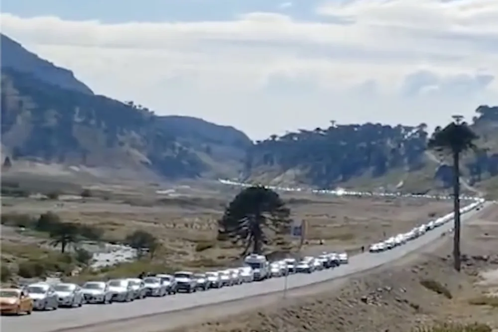 5 kilometros de fila para pasar a Chile desde Argentina
