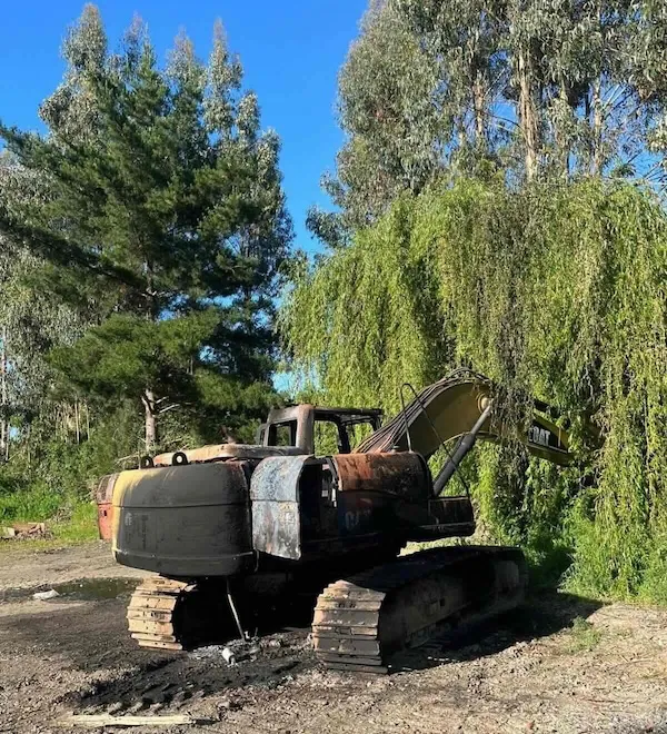 Excavadora destruida en Trovolhue