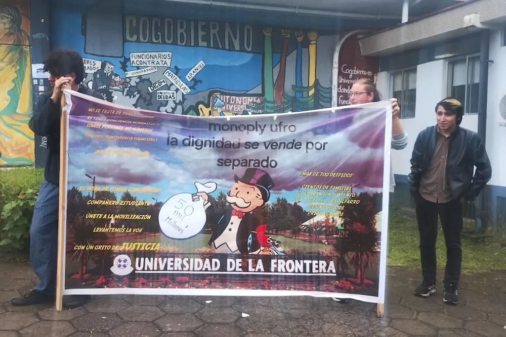 Manifestacion en la UFRO contra los despidos masivos