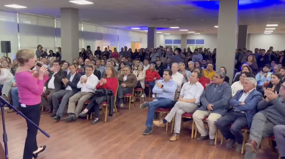 Reunion Evelyn Matthei en salon VIP German Becker