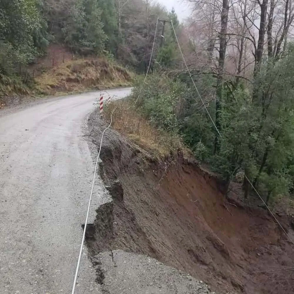 Socavon en camino Curarrehue