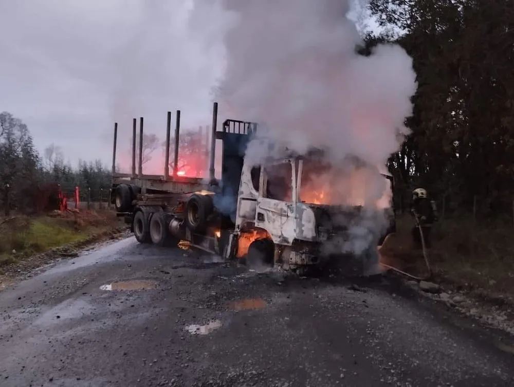 Camiones forestales quemados - referencial